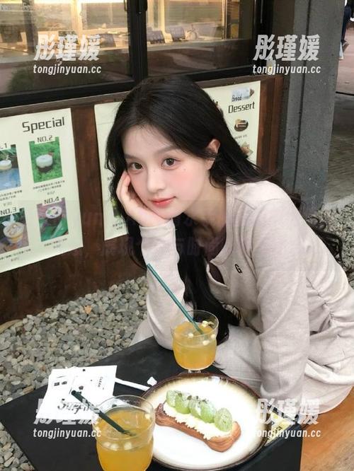 感受Myung Ah高清水手服美图中的清新气息，展现个性与时尚的完美结合